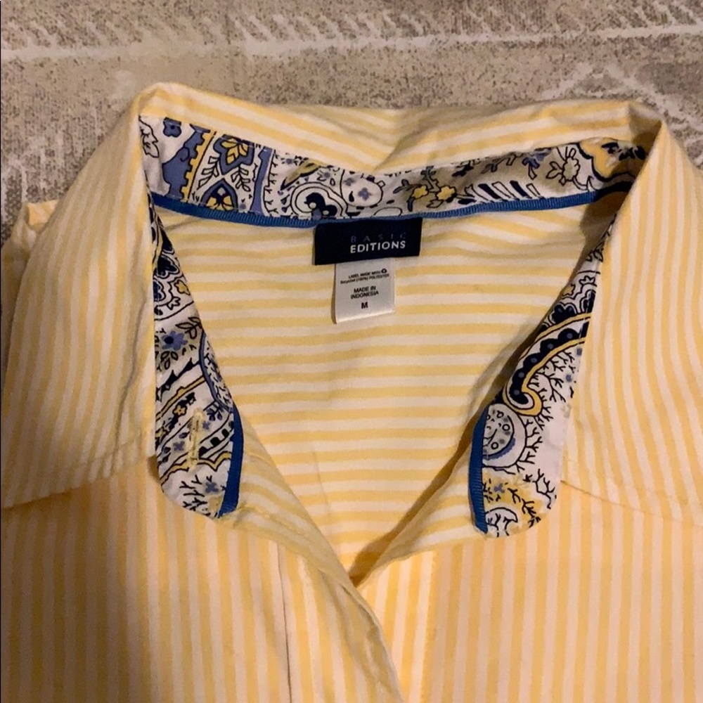 Beautiful button up - Picture 2 of 5